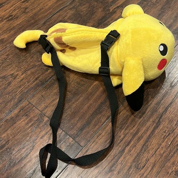 2010 Pikachu backpack 13 inch long cool bag for any Pokémon collector or lover - Picture 3 of 10